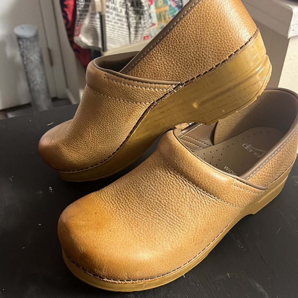 Dansko woman’s Professional (non-slip) Honey Distressed Clogs (10 wide)